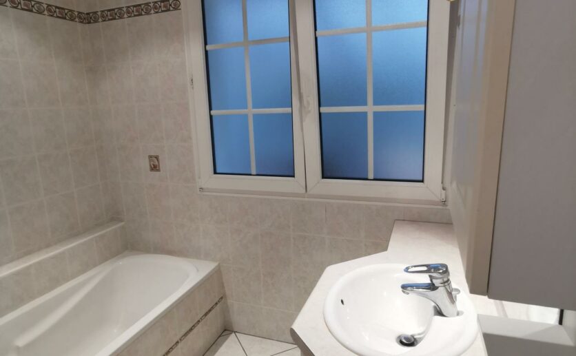 Maison Bourogne, 4 chambres,proche axe autoroutier sur 14 ares de terrain située au calme avec sous sol et gar