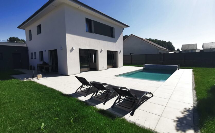 Morvillars Maison contemporaine de 2022 disposant de 145 m2 habitables.Terrain de 527 m2.Piscine chauffée. 4
