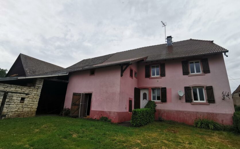 Chevremont   Maison type ferme de 169 m2 composée de deux appartements + grenier et grange.