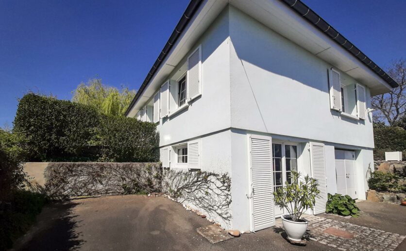 Maison Bourogne, 4 chambres,proche axe autoroutier sur 14 ares de terrain située au calme avec sous sol et gar