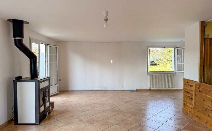 Maison Bourogne, 4 chambres,proche axe autoroutier sur 14 ares de terrain située au calme avec sous sol et gar