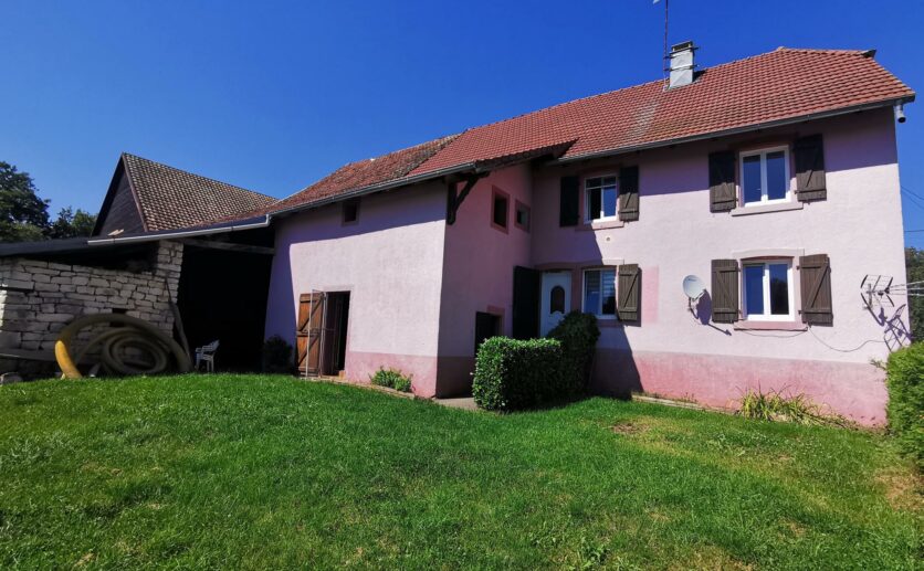 Chevremont   Maison type ferme de 169 m2 composée de deux appartements + grenier et grange.