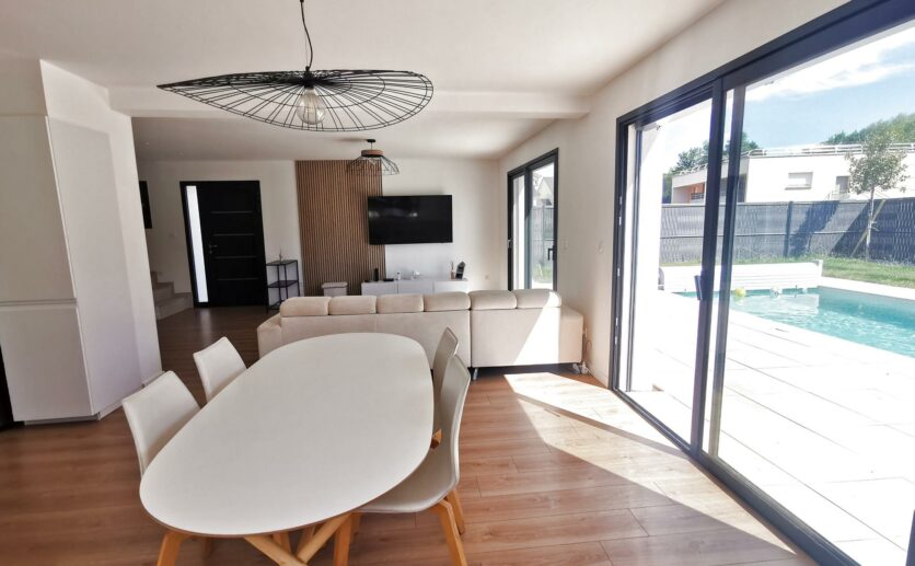 Morvillars Maison contemporaine de 2022 disposant de 145 m2 habitables.Terrain de 527 m2.Piscine chauffée. 4