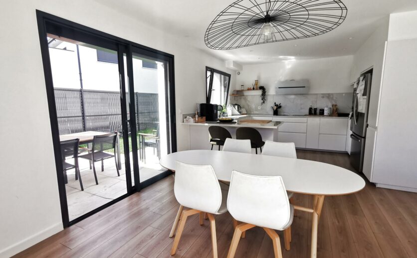 Morvillars Maison contemporaine de 2022 disposant de 145 m2 habitables.Terrain de 527 m2.Piscine chauffée. 4