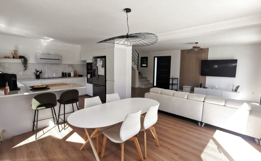 Morvillars Maison contemporaine de 2022 disposant de 145 m2 habitables.Terrain de 527 m2.Piscine chauffée. 4