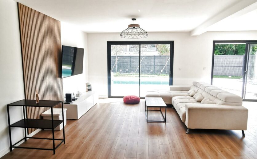 Morvillars Maison contemporaine de 2022 disposant de 145 m2 habitables.Terrain de 527 m2.Piscine chauffée. 4