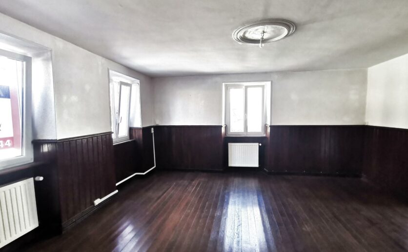 Chevremont   Maison type ferme de 169 m2 composée de deux appartements + grenier et grange.