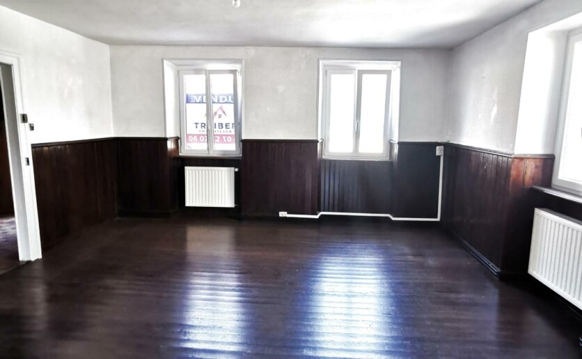 Chevremont   Maison type ferme de 169 m2 composée de deux appartements + grenier et grange.