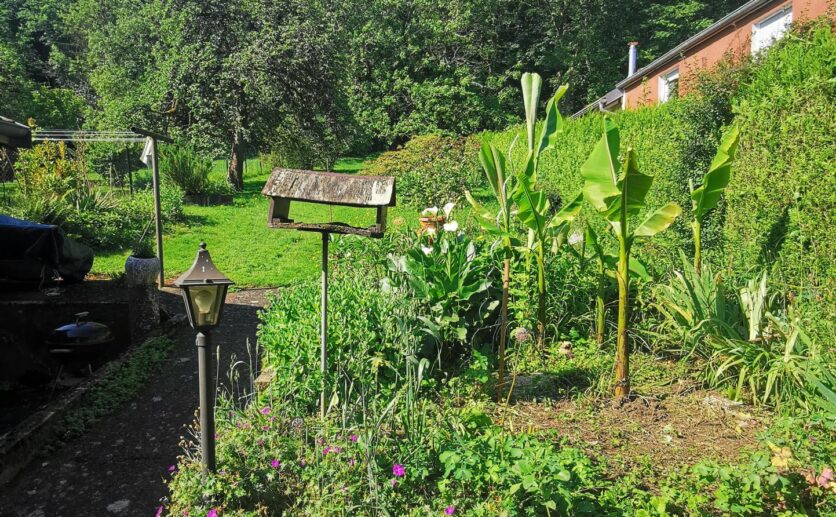Maison Cravanche sur 895 m2 de terrain avec terrasse et grand garage au calme.