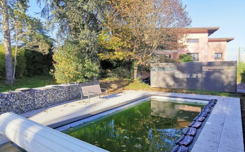 Maison Belfort de standing entièrement rénovée sur sous sol. 1190m2 de terrain avec piscine chauffée.