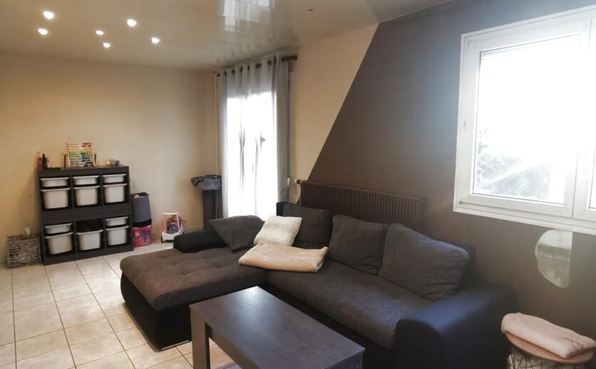 Maison de 137.50 m2 à Ronchamp au calme avec garage et terrain privatif