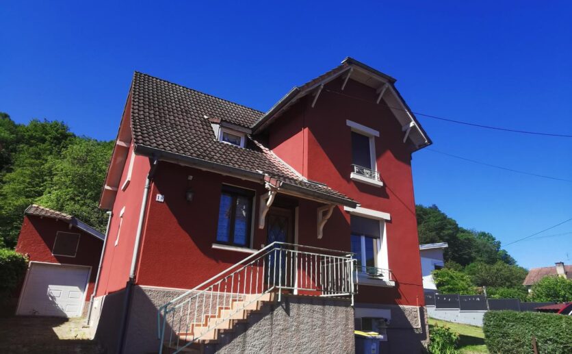 Maison Cravanche sur 895 m2 de terrain avec terrasse et grand garage au calme.