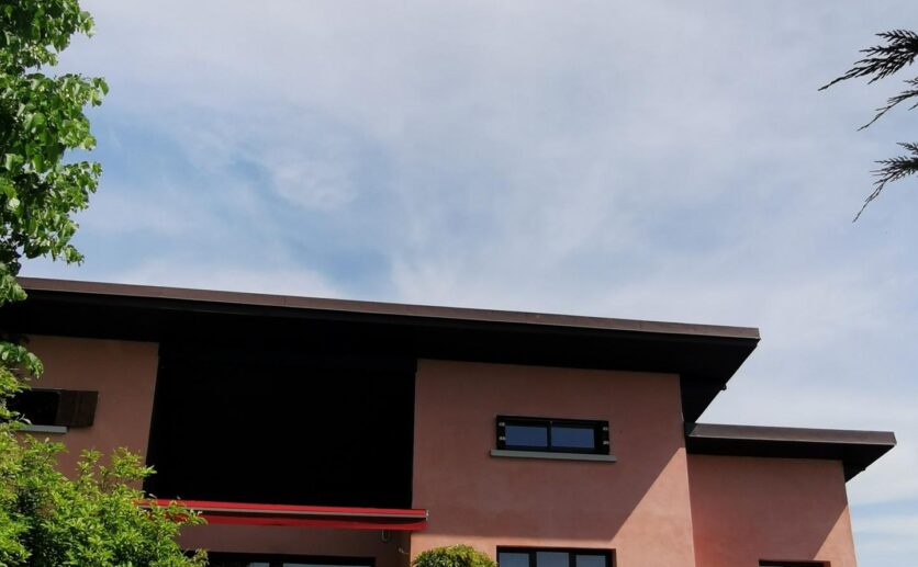 Maison Belfort de standing entièrement rénovée sur sous sol. 1190m2 de terrain avec piscine chauffée.