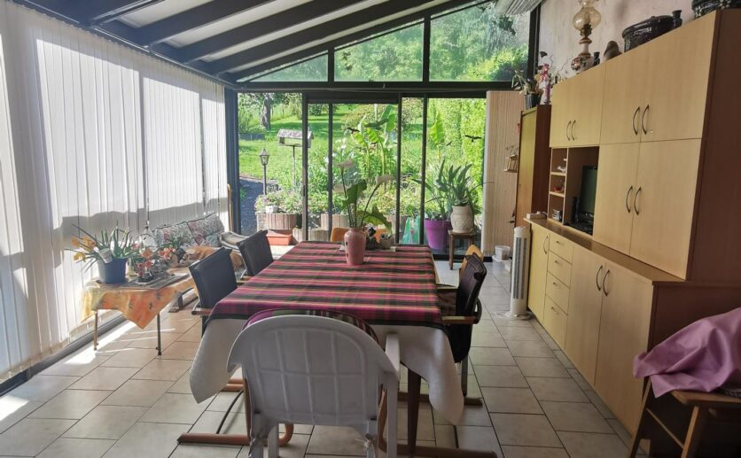 Maison Cravanche sur 895 m2 de terrain avec terrasse et grand garage au calme.