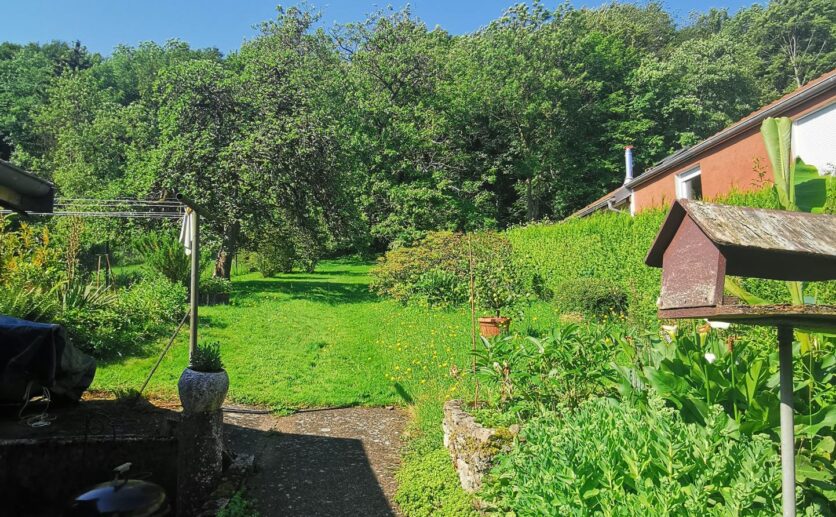 Maison Cravanche sur 895 m2 de terrain avec terrasse et grand garage au calme.