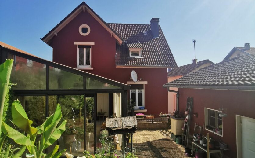 Maison Cravanche sur 895 m2 de terrain avec terrasse et grand garage au calme.