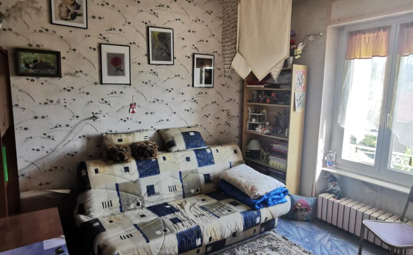 Maison Cravanche sur 895 m2 de terrain avec terrasse et grand garage au calme.