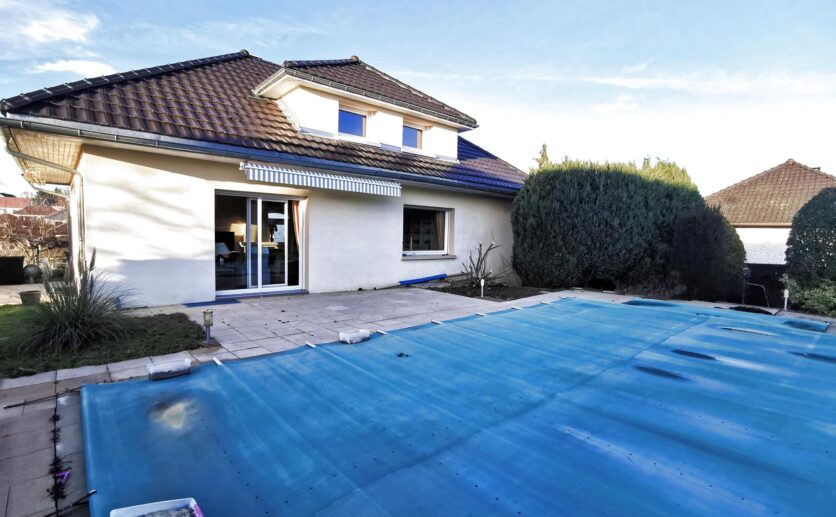 Maison Belfort à 15 minutes en exclusivité :  sur 860 m2 de terrain. Terrasse, piscine, sous sol avec garages.