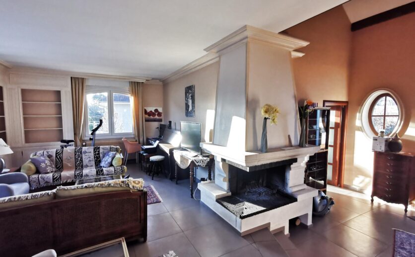 Maison Belfort à 15 minutes en exclusivité :  sur 860 m2 de terrain. Terrasse, piscine, sous sol avec garages.