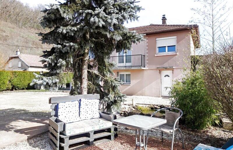 Maison Ronchamp sur 9.97 ares de terrain de 137.50 m2 située au calme avec grand 3 garages