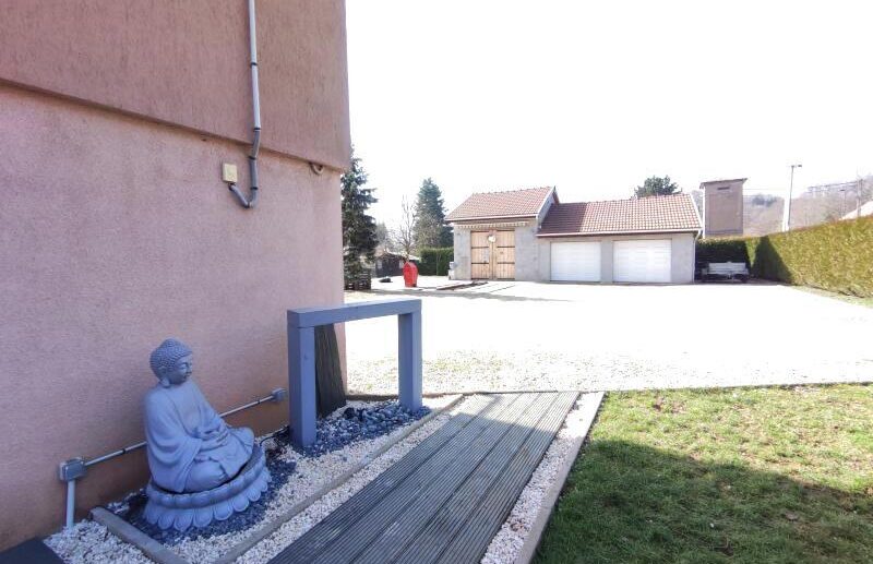 Maison Ronchamp sur 9.97 ares de terrain de 137.50 m2 située au calme avec grand 3 garages