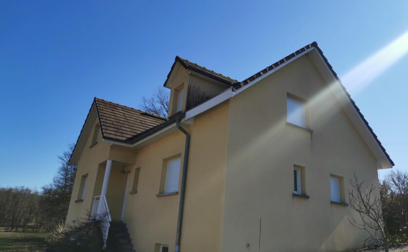 Maison Chenebier sur sous sol de 160 m2 au sol, sur 12 ares de terrain, piscine chauffée, jacuzzi, garage 2 vo