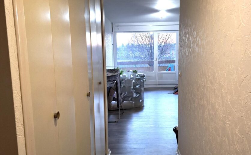 Appartement type studio de 32m2 avec balcon et cave